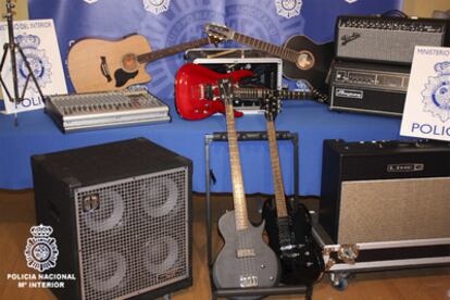 Imagen de los instrumentos y equipos de sonido de la banda decomisados ayer por la policía en Madrid.