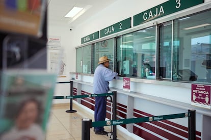 Un adulto mayor acude a una sucursal del Banco del Bienestar para recibir su pensión, en junio de 2024 en Ciudad de México.