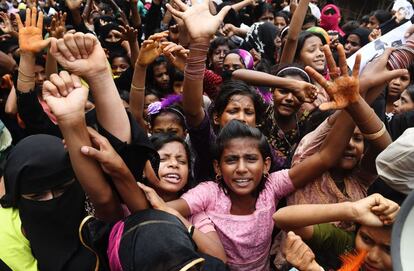 Rohingya refugees shout slogans during a protest march after attending a ceremony to remember the first anniversary of a military crackdown that prompted a massive exodus of people from Myanmar to Bangladesh, at the Kutupalong refugee camp in Ukhia on August 25, 2018. - Tens of thousands of Rohingya refugees staged angry protests for "justice" on August 25 on the first anniversary of a Myanmar military crackdown that sparked a mass exodus to camps in Bangladesh. (Photo by Dibyangshu SARKAR / AFP)