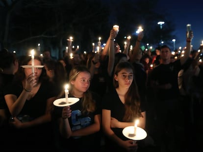 Estudantes e familiares fazem uma vigília em Parkland pelas vítimas do ataque a tiros de fevereiro de 2018.