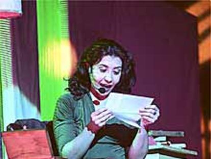 La actriz Rosi Díaz, interpretando el monólogo A ti debida.