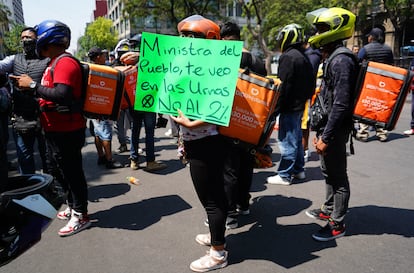Repartidores frente la Suprema Corte de Justicia de la Nación , en Ciudad de México, este martes. 