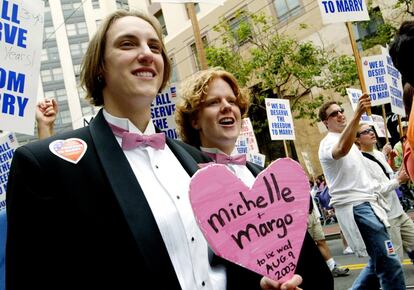 Desfile del Orgullo en San Francisco en 2003. En la imagen, Margo Carn y Michelle Bostick anuncian su boda en una pancarta.