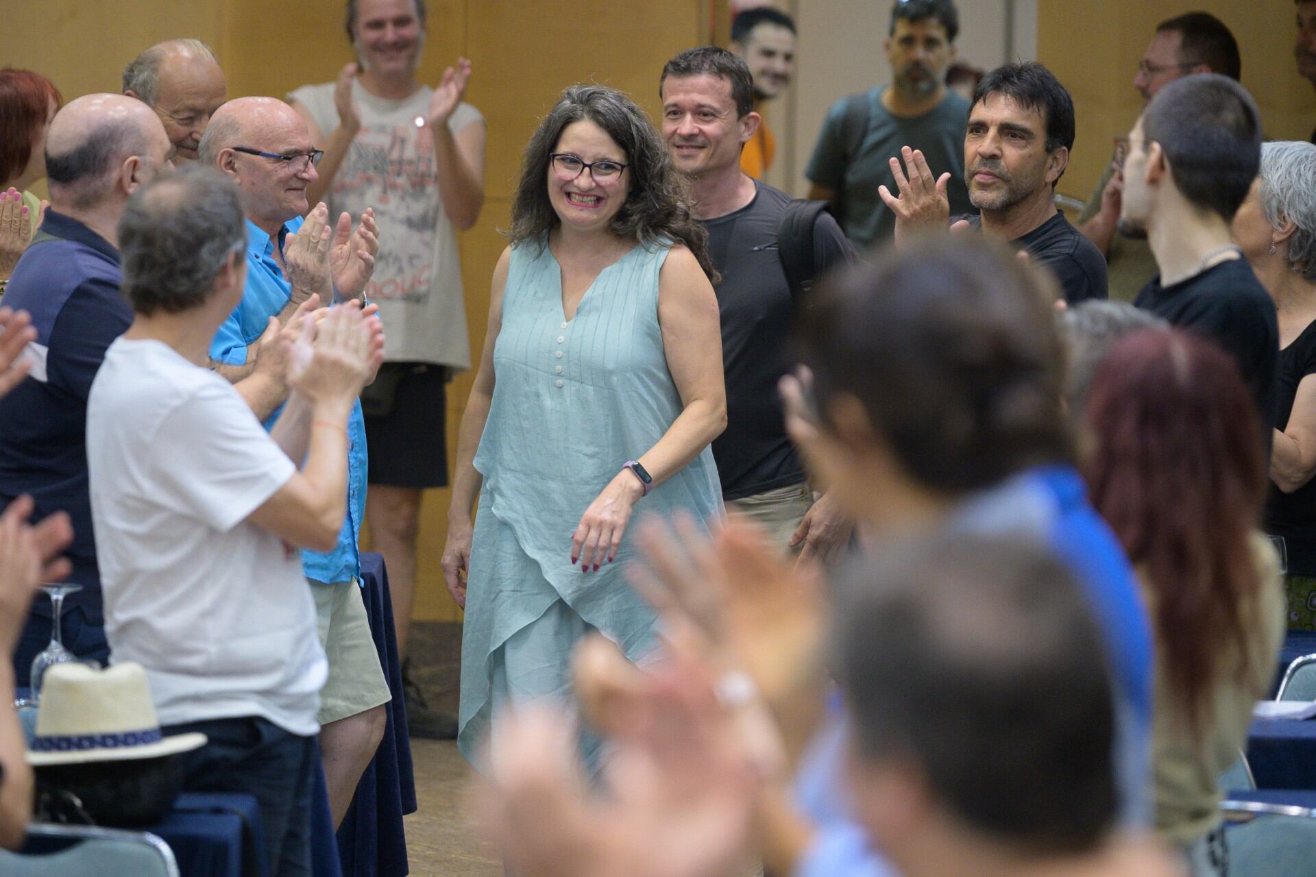 El público recibe en pie y con aplausos a Mónica Oltra en la sala del Hotel Senator de Valencia, donde este viernes ha dado una charla, organizada por la UCE.