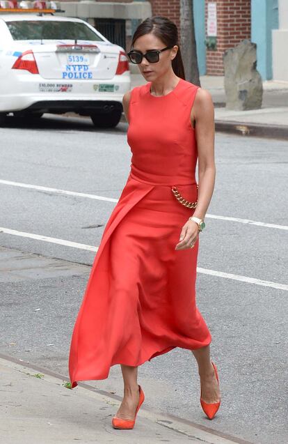 Victoria Beckham se dejó ver en Nueva York luciendo uno de los vestidos de su colección otoño-invierno 2014/2015. Aunque en la pasarela lo presentó en negro, ella lo eligió en rojo.