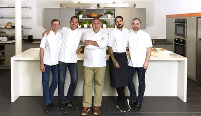 José Andrés, que triunfa como cocinero en Estados Unidos, en una foto con parte de su equipo (el chef está en el centro).