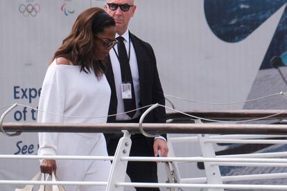 Una de las llegadas más recientes ha sido la de la presentadora Oprah Winfrey. En la imagen, la también productora, filántropa y crítica de libros a su llegada al aeropuerto Marco Polo este jueves 26 de junio.