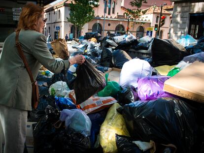 Una mujer deja una bolsa en un montón de basura, el pasado 3 de mayo de 2023, en Figueres.