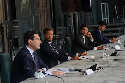 El presidente de la Junta de Andalucía, Juanma Moreno, se reunió con un grupo de toreros el 8 de junio de 2020.