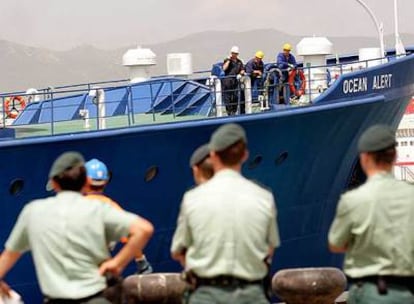 Miembros de la Guardia Civil vigilan al <i>Ocean Alert,</i> de la empresa cazatesoros estadounidense Odyssey.