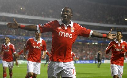 John, del Benfica, celebra su gol al Celtic de Glasgow.