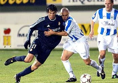 Solari pugna por un balón con Vitali, en presencia de Txiki.