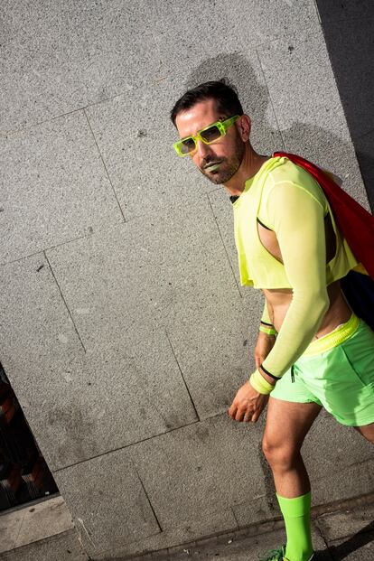 Eduardo, disfrazado de amarillo, para formar con sus amigos la bandera multicolor. 