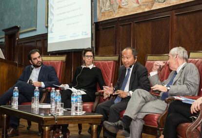 Francis Fukuyama (centro) en la mesa redonda organizada por el Banco Mundial en Buenos Aires.