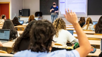 Una profesora imparte clase en la Universidad Complutense de Madrid el lunes.