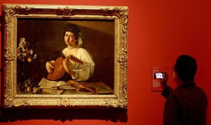 Obra temprana de Caravaggio, El tañedor de laúd pasó a integrar la colección del Hermitage en 1808. La exposición del Prado también incluye otros grandes maestros del arte italiano, predilecto de los zares rusos, como Lorenzo Lotto, Tiziano o El Veronés.