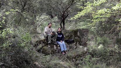 Sires (de azul), con un amigo fotógrafo, escuchando aves.