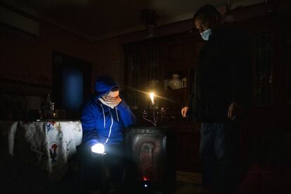 Naima y su marido Abdelaziz en el salón de su casa, en el sector 5, iluminado con una vela y una pequeña linterna. El exterior estaba completamente cubierto de hielo, provocado por la borrasca Filomena. 