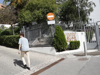 Entrada al colegio mayor masculino Elías Ahuja, adscrito a la Universidad Complutense de Madrid.