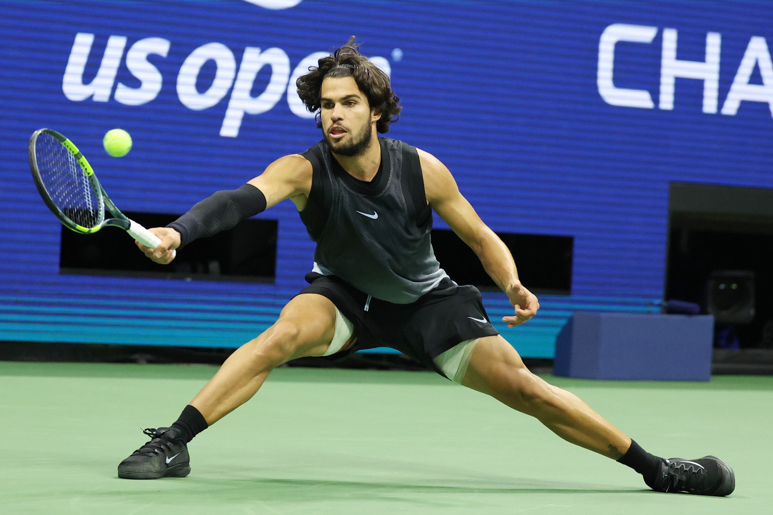 Shelton se impone a Alcaraz en un duelo vibrante y alcanza las semifinales del US Open