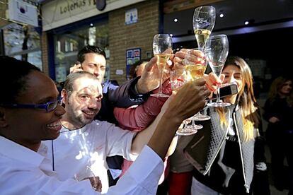La Lotería de Navidad representa el 29% del total de la facturación de Loterías y Apuestas del Estado. En 2014 la venta de décimos y billetes se incrementó un 4,64% con respecto a 2013. En la imagen, los trabajadores de un restaurante de la calle de Zurbano, en Madrid, celebran su alegría tras ganar con el número 13.437 el gordo de la Lotería de Navidad.