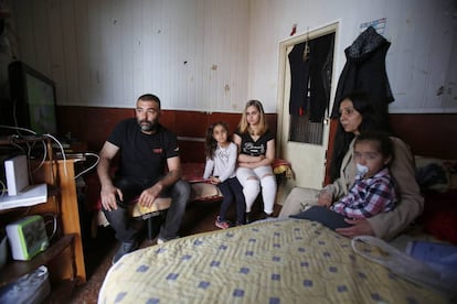 David, Ljubica y sus tres hijas fotografiados este viernes en su vivienda de la calle de Peironcely, 10.