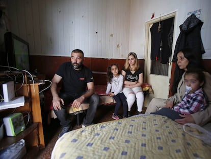 David, Ljubica y sus tres hijas fotografiados este viernes en su vivienda de la calle de Peironcely, 10.