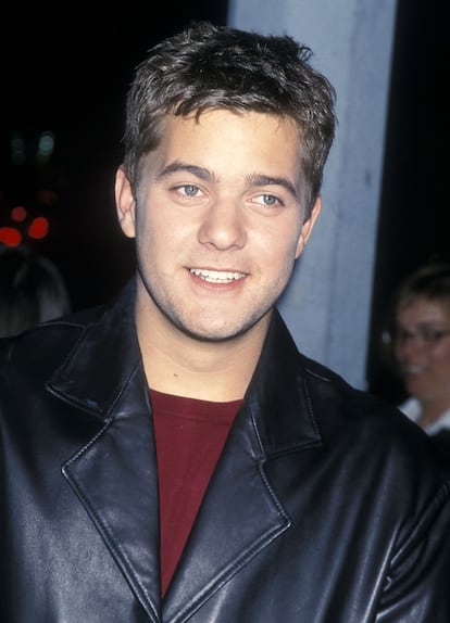 JOSHUA JACKSON - Cuando Joshua Jackson (Vancouver, 46 años) se encaminó hacia el escenario durante la pasada ceremonia de los Emmy sonó el 'I Don’t Want to Wait de Paula Cole' y el actor, visiblemente sorprendido, esbozó una sonrisa. Es consciente de que haga lo que haga, y su carrera es extensa, Pacey Witter será siempre el papel de su vida. Algo que resulta paradójico, ya que el protagonista principal era el Dawson que daba título a la serie. 'Dawson crece', la propuesta generacional de Kevin Williamson, daba una vuelta a las historias adolescentes mostrando temáticas más adultas que series previas como 'Salvados por la campana' o 'Sensación de vivir'. No era excesivamente descarnada, pero permitió que los actores manejasen registros inéditos en las historias escritas hasta entonces para jóvenes. En su primera temporada, Pacey era un hijo ignorado, cuando no maltratado por su padre, que se refugiaba en los brazos de una profesora, lo que desencadenaba un pequeño escándalo y le llevaba a integrarse en una pandilla con tendencia al tormento. Su carisma le convirtió en el favorito de los seguidores hasta el punto de que fue él quien se quedó con Joey Potter, el objeto de deseo de Dawson desde el primer capítulo. Pero como en una serie tan melancólica la alegría no puede ser completa ni fuera de campo, años después de su final su guionista declaró que en su cabeza Pacey y Joey, se casaban y tenían hijos, pero acababan divorciándose. En la imagen, Joshua Jackson en el año 2000.