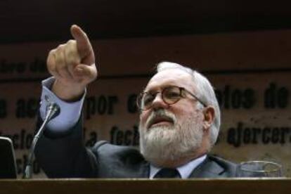 El ministro de Agricultura, Alimentación y Medio Ambiente, Miguel Arias Cañete, comparece esta tarde en la Comisión de Agricultura, Pesca y Alimentación del Senado para explicar el modelo de aplicación de la Política Agraria Común en España y los acuerdos del último consejo de Pesca.