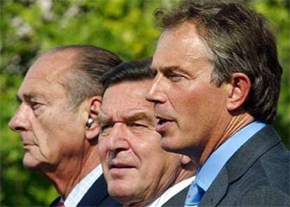 Jacques Chirac, Gerhard Schröder (centro) y Tony Blair (derecha), durante una cumbre en Berlín en 2003.