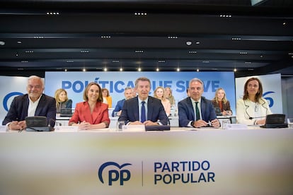 Esteban González Pons (primero por la izquierda), en la reunión del Comité Ejecutivo del PP, este lunes en Madrid.