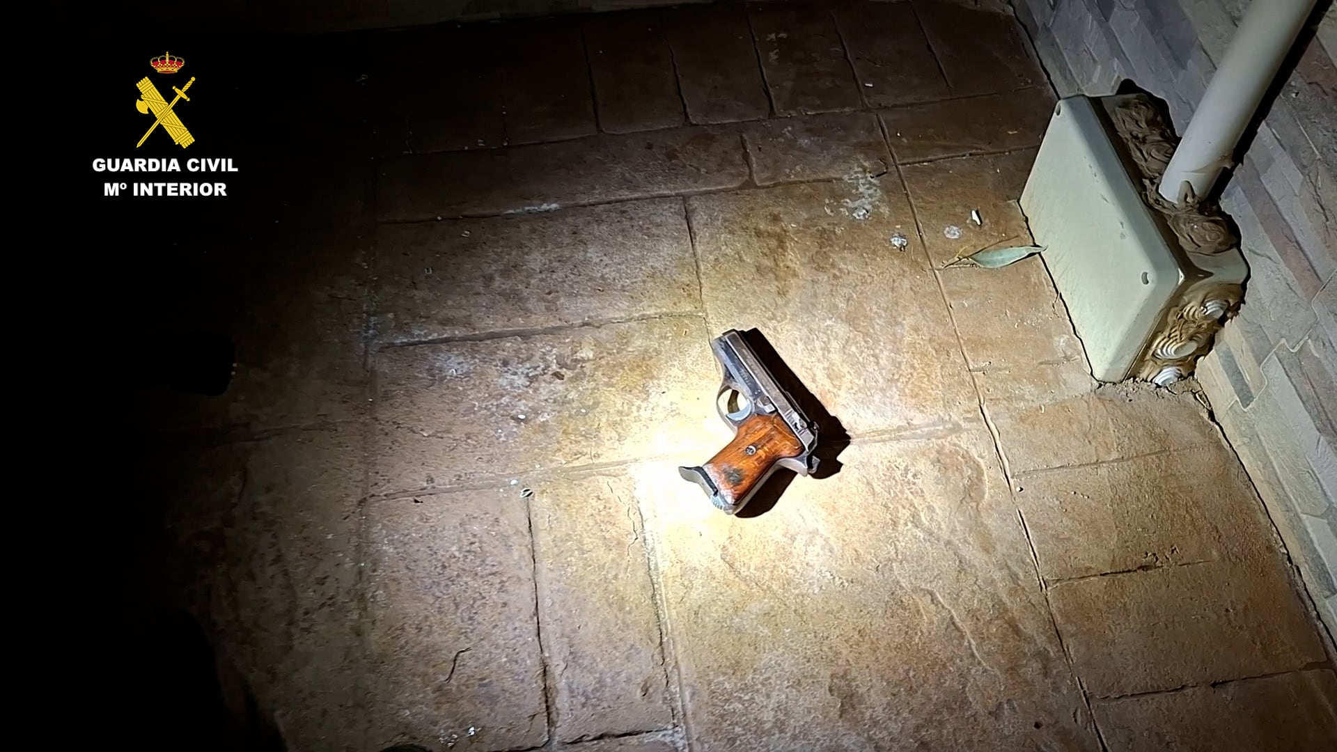 Uomo di 33 anni ucciso a Chiclana durante tentativo di rapina di marijuana; cinque sospetti arrestati