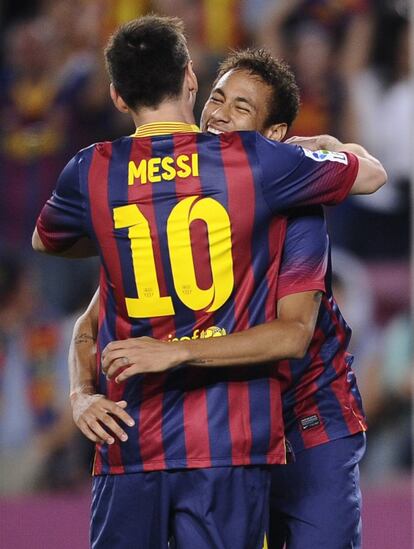 Neymar celebra su primer gol con Messi.