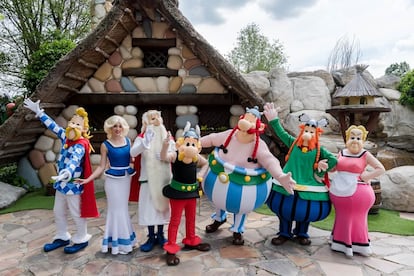 Grupo de personajes en el Parque Astérix.