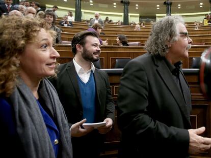 El portavoz de ERC, Gabriel Rufian (C) con Joan Tard&agrave; en el plano de constituci&oacute;n de las Cortes el pasado 13 de enero.