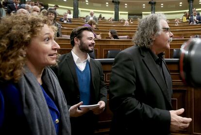 El portavoz de ERC, Gabriel Rufian (C) con Joan Tardà en el plano de constitución de las Cortes el pasado 13 de enero.