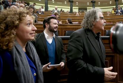 El portavoz de ERC, Gabriel Rufian (C) con Joan Tard&agrave; en el plano de constituci&oacute;n de las Cortes el pasado 13 de enero.