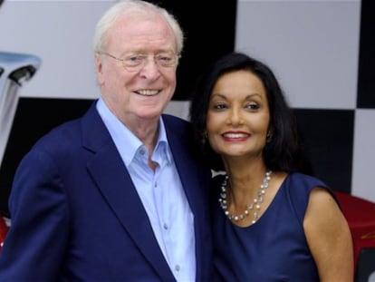 El actor Michael Caine y su esposa, Shakira Baksh.