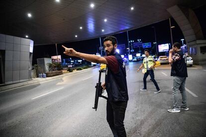 Un policia turc, controla l’entrada a l’aeroport amb una arma a la mà.