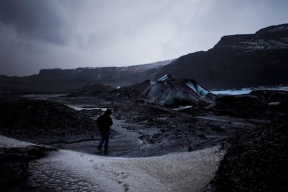 La ceniza volcánica contrasta con la nieve y el azul del hielo glacial.