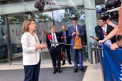 La vicepresidenta y ministra para la Transición Ecológica, Teresa Ribera, a su llegada al consejo de ministros de Energía en Luxemburgo, este lunes. EFE/Javier Albisu