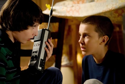 Finn Wolfhard y Millie Bobby Brown en la primera temporada de 'Stranger Things' en 2016.