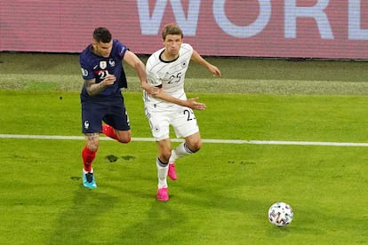 Müller, ante Lucas Hernández.