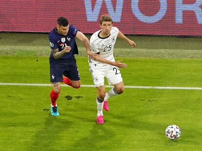 Müller, ante Lucas Hernández.