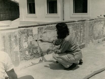 Lina Bo Bardi restaura azulejos no Solar do Unhão, em Salvador.