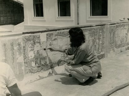 Lina Bo Bardi restaura azulejos no Solar do Unhão, em Salvador.