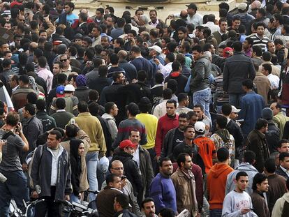 Manifestantes contra el régimen de Mubarak rodean un carro de combate en el Cairo.