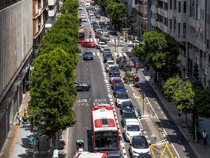 Una panorámica de la calle Colón de Valencia, con dos carriles de la calzada dedicados al transporte público, uno al coche privado, zona de aparcamiento de motos, y el resto a bicis y patinetes,