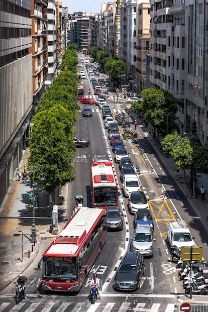 Panorámica de la calle Colón de Valencia, una de las principales arterias comerciales de la capital, con dos carriles reservados para el  autobús, uno para los coches privados, y el anillo ciclista. 