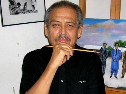 Emigdio Vasquez en su estudio en Orange (California), en 2005.